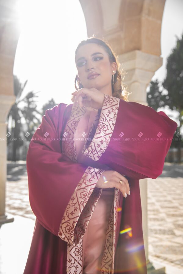 Kimono Elegante in Jacquard Bordeaux: Tradizione e Modernità" - Image 2