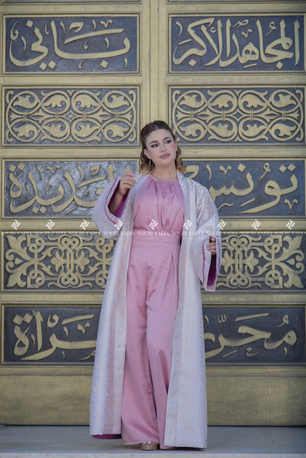 Kimono Elegante in Jacquard Rose: Tradizione e Modernità - Image 2