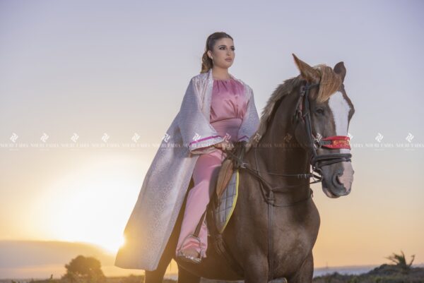 Kimono Elegante in Jacquard Rose: Tradizione e Modernità - Image 3