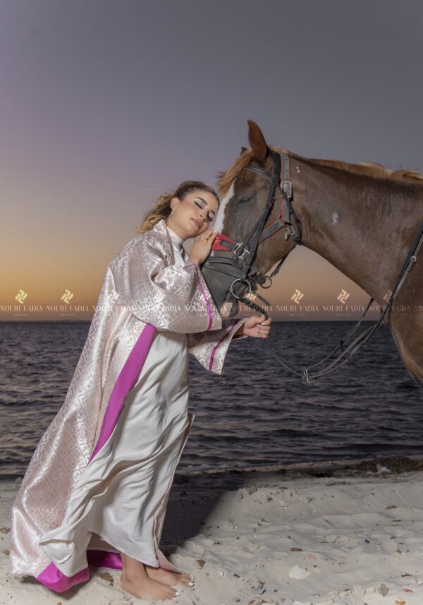 Kimono Elegante in Jacquard Rose: Tradizione e Modernità - Image 4